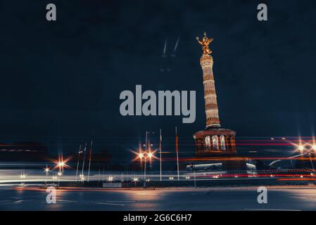 Die Siegessäule in Berlin Deutschland bei Nacht, großer Stern, Goldelse, abstrakt, Lichtwege, Kunstvoll Stockfoto