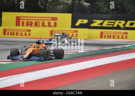 04.07.2021, Red Bull Ring, Spielberg, Formel 1 BWT Grosser Preis von Osterreich 2021, im Bild Lando Norris (GBR # 4), McLaren F1 Team, Lewis Hamilton (GBR # 44), Mercedes-AMG Petronas Formel-1-Team Stockfoto