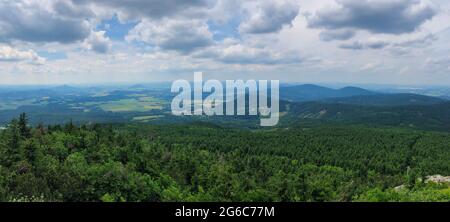 Panoramablick auf den Wald und die tschechische Landschaft von Ještěd. Naturpanorama in Tschechien mit wolkenverhangendem Himmel. Stockfoto