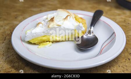 Eine Scheibe hausgemachter Zitronenkuchen Stockfoto