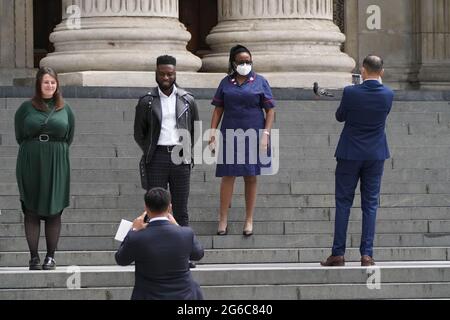 Mitglieder der Gemeinde posieren für ein Foto, während sie nach dem Besuch des Gedenkgottesdienstes des NHS zum 73. Geburtstag des NHS in der St. Paul's Cathedral, London, gehen. Bilddatum: Montag, 5. Juli 2021. Stockfoto