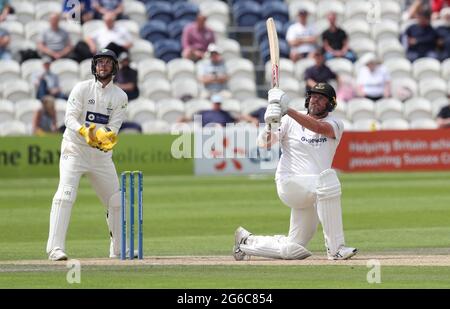 Hove, Großbritannien. Juli 2021. Mitch Claydon klatsch am zweiten Tag des LV County Championship-Spiels zwischen Sussex und Glamorgan auf dem 1. Central County Ground in Hove. Quelle: James Boardman/Alamy Live News Stockfoto