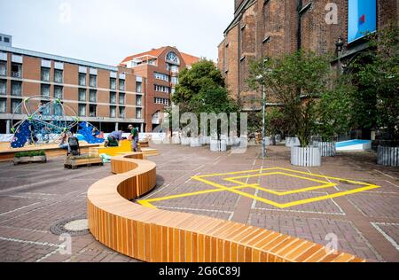 Hannover, Deutschland. Juli 2021. Temporäre Sitzmöglichkeiten sowie ein Klettergerüst und zahlreiche Bäume befinden sich auf dem Marktplatz neben der Marktkirche in der Innenstadt. In den kommenden Wochen wird die Stadt mehrere Straßen im Stadtzentrum für den Autoverkehr schließen. Sie sollen zu temporären Fußgängerzonen werden. Quelle: Hauke-Christian Dittrich/dpa/Alamy Live News Stockfoto