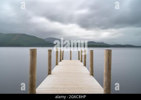 Ashness Gate auf Derwent Water im Lake District National Park, Cumbria England. Wooden Jetty auf dem Weg nach Derwent Water Stockfoto