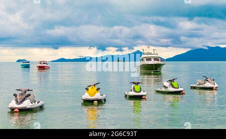 Surat Thani Thailand 25. Mai 2018 Bo Phut Strand mit Booten und Jetski auf der Insel Koh Samui mit Blick auf Koh Pha-ngan in Thailand. Stockfoto