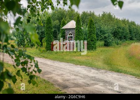 Kreuzung bei der Kapelle. Landschaft der polnischen Landschaft. Erholung in Europa, Polen. Religiöse Traditionen. Stockfoto