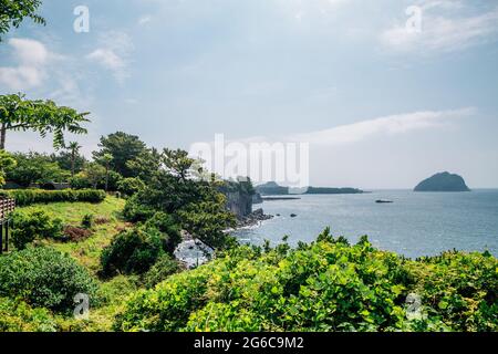 Panoramablick auf den Seobok Park und das Meer auf der Insel Jeju, Korea Stockfoto