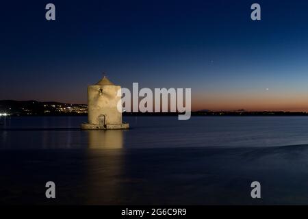 Alte spanische Windmühle in der Lagune von Orbeltello, in der Toskana, Italien Stockfoto