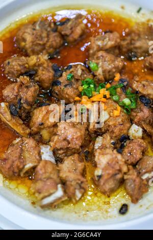 Ein köstliches chinesisches Gericht, gedämpfte Schweinerippchen mit schwarzer Bohnensauce Stockfoto