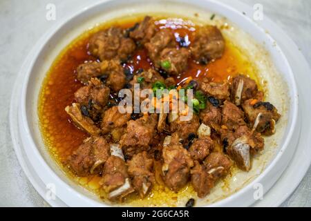 Ein köstliches chinesisches Gericht, gedämpfte Schweinerippchen mit schwarzer Bohnensauce Stockfoto