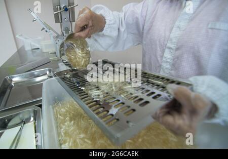 Laborgeräte für die Herstellung von Weichgel-Kapseln Stockfoto