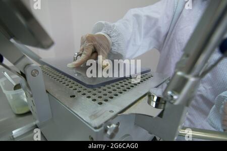 Laborgeräte für die Herstellung von Weichgel-Kapseln Stockfoto