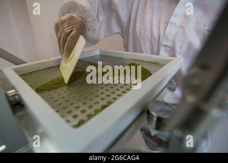 Laborgeräte für die Herstellung von Weichgel-Kapseln Stockfoto