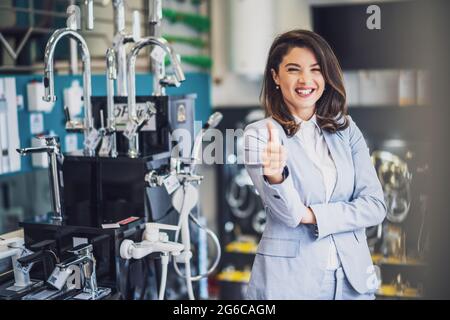 Frau, die ein kleines Geschäft im Bad hat. Weibliches Unternehmerkonzept. Stockfoto