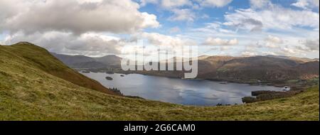 Pano von Derwentwater im Lake District National Park, England. Dies ist eine großartige weite aussicht auf den Lake District mit Catbells Mountain. Stockfoto