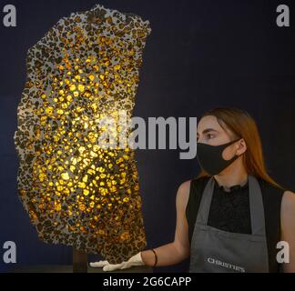 Christie’s, London, Großbritannien. 5. Juli 2021. Preview of Christie’s Classic Week ist eine Festzelt-Serie von 9 Auktionen mit Kunst von der Antike bis zum 20. Jahrhundert. Bild: Christie’s The Exceptional Sale. Bild: Eine monolithische Scheibe des Fukang Meteoriten, Pallasit - Pal Fukang, PROVINZ XINJIANG, Schätzung £350,000-550,000. Quelle: Malcolm Park/Alamy Live News Stockfoto