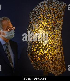 Christie’s, London, Großbritannien. 5. Juli 2021. Preview of Christie’s Classic Week ist eine Festzelt-Serie von 9 Auktionen mit Kunst von der Antike bis zum 20. Jahrhundert. Bild: Christie’s The Exceptional Sale. Bild: Eine monolithische Scheibe des Fukang Meteoriten, Pallasit - Pal Fukang, PROVINZ XINJIANG, Schätzung £350,000-550,000. Quelle: Malcolm Park/Alamy Live News Stockfoto