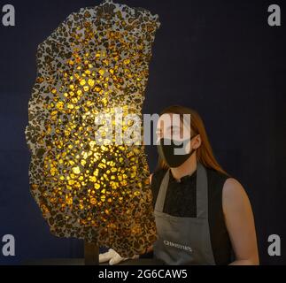 Christie’s, London, Großbritannien. 5. Juli 2021. Preview of Christie’s Classic Week ist eine Festzelt-Serie von 9 Auktionen mit Kunst von der Antike bis zum 20. Jahrhundert. Bild: Christie’s The Exceptional Sale. Bild: Eine monolithische Scheibe des Fukang Meteoriten, Pallasit - Pal Fukang, PROVINZ XINJIANG, Schätzung £350,000-550,000. Quelle: Malcolm Park/Alamy Live News Stockfoto