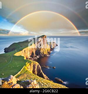 Wunderbarer Sonnenuntergang mit Regenbogen am Neist Point Leuchtturm in Schottland Stockfoto