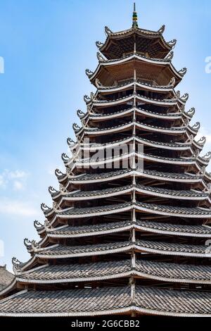 Traditionelle Zhuang Nationalitätenarchitektur in Nanning, Guangxi, China, neunstöckiger Holzturm Stockfoto