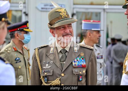 Nicht exklusiv: ODESA, UKRAINE - 4. JULI 2021 - der italienische Verteidigungsminister Attache Oberst Riccardo Christoni besucht die Feier des Tages der Seestreitkräfte Stockfoto