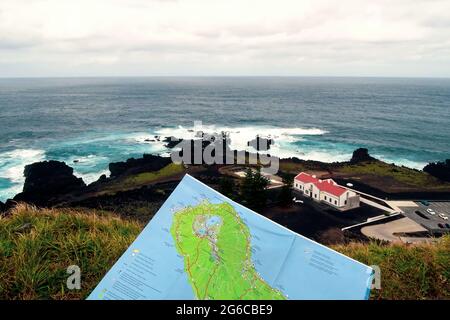 Karte der Insel Sao Miguel, Reiseziel Azoren, Thermalquellen Ferraria. Stockfoto