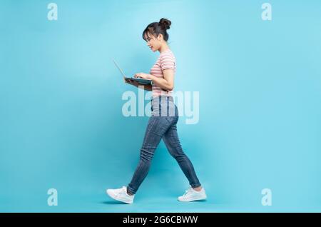 Ganzkörperportrait eines schönen jungen Mädchens Stockfoto