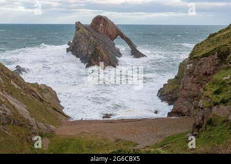 Bogen Sie Geige Rock, Portknockie, Moray, Schottland, Vereinigtes Königreich Stockfoto