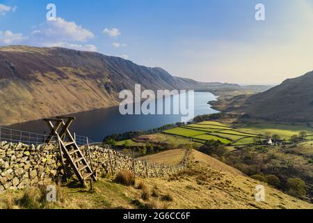 Der Blick auf Wastwater im Lake District National Park, England. Dieses Foto wurde auf der Seite des Berges Yewbarrow aufgenommen. Fjälls und Bergszene. Stockfoto