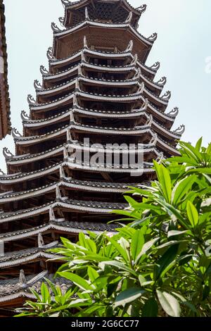 Traditionelle Zhuang Nationalitätenarchitektur in Nanning, Guangxi, China, neunstöckiger Holzturm Stockfoto