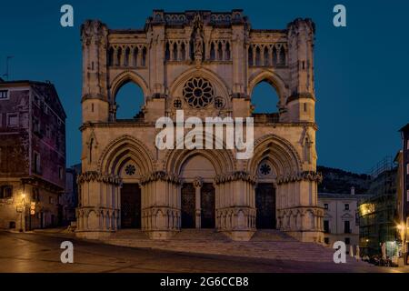 Fassade der Kathedrale Santa María de Gracia aus dem 12. Jahrhundert auf der Plaza Mayor der Stadt Cuenca, Castilla la Mancha, Spanien, Europa. Stockfoto