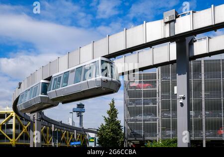 Düsseldorf, Nordrhein-Westfalen, Deutschland - die Skytrain, die Seilbahn am Düsseldorfer Flughafen, bringt Passagiere aus den Fernbahnstaten Stockfoto