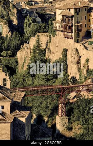 Casa Colgada oder Hängehäuser, jetzt beherbergt das Museum für abstrakte spanische Kunst und die el Saint Pablo Brücke in Huecar Fluss, Cuenca Stadt, la Mancha Spanien Stockfoto