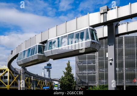 Düsseldorf, Nordrhein-Westfalen, Deutschland - die Skytrain, die Seilbahn am Düsseldorfer Flughafen, bringt Passagiere aus den Fernbahnstaten Stockfoto