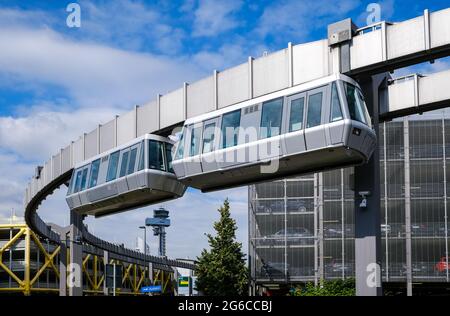 Düsseldorf, Nordrhein-Westfalen, Deutschland - die Skytrain, die Seilbahn am Düsseldorfer Flughafen, bringt Passagiere aus den Fernbahnstaten Stockfoto