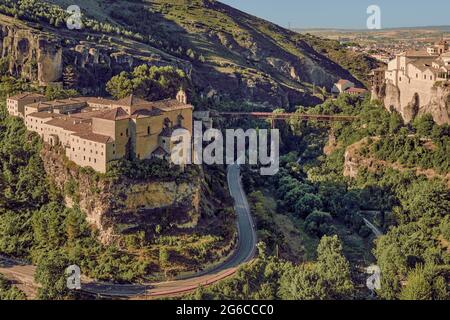 Ehemaliges Kloster San Pablo des Dominikanerordens, Parador de turismo am Huecar-Fluss der Stadt Cuenca, Castilla la Macha, Spanien, Europa. Stockfoto