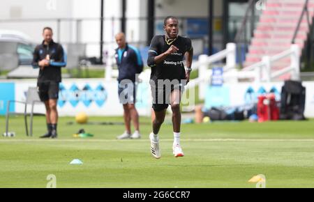 Hove, Großbritannien. Juli 2021. England und Sussex Pace Bowler Jofra Archer haben heute gesehen, wie er seine Rehabilitation auf dem Gelände des 1. Central County in Hove intensiviert hat. Quelle: James Boardman/Alamy Live News Stockfoto