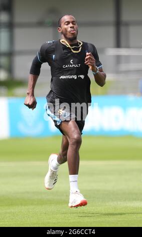 Hove, Großbritannien. Juli 2021. England und Sussex Pace Bowler Jofra Archer haben heute gesehen, wie er seine Rehabilitation auf dem Gelände des 1. Central County in Hove intensiviert hat. Quelle: James Boardman/Alamy Live News Stockfoto