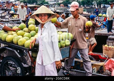 Straßenhändler mit Bambushut, der das Fahrrad mit Obst und Gemüse beladen kann, Ho Chi Minh, Saigon, Vietnam Stockfoto