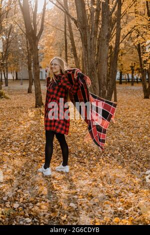 Mach dich bereit für den Herbst. Bereiten Sie sich auf die Herbstsaison vor. Kein Stress, weniger Depressionen, positive Emotionen. Glückliche junge Frau, die das Leben genießt Stockfoto