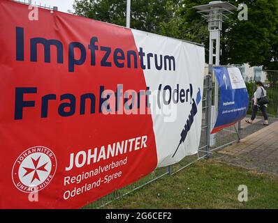 05. Juli 2021, Brandenburg, Frankfurt (oder): Eine Frau geht in das Impfzentrum der Stadt Frankfurt (oder). Die Gesundheitsämter in Brandenburg haben innerhalb eines Tages keine neuen Corona-Infektionen gemeldet. Das Gesundheitsministerium in Potsdam gab am Montag bekannt, dass die durchschnittliche Zahl der Neuinfektionen pro 100,000 Einwohner in einer Woche damit bei 2.3 liegt. Foto: Patrick Pleul/dpa-Zentralbild/ZB Stockfoto