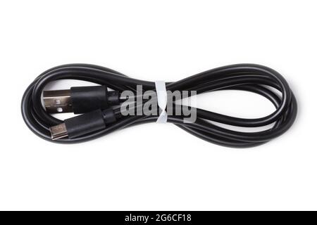 Schwarzes USB-Kabel zum Laden eines Smartphones isoliert auf weiß Stockfoto