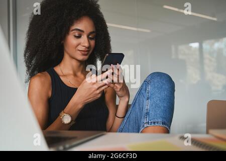 Angenehme Worte in Textnachrichten zu lesen macht mich glücklich Stockfoto