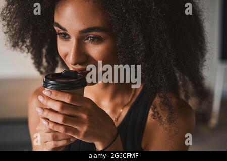 Der erste Schluck Kaffee erweckt mich zum Leben Stockfoto
