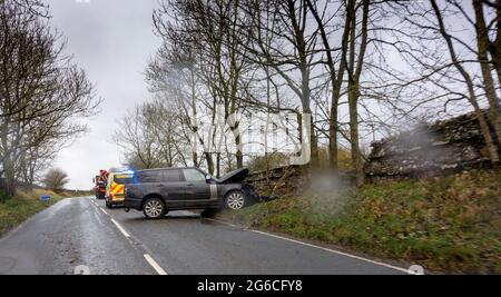 Autounfall auf einer Landstraße, North Yorkshire, Großbritannien. Stockfoto