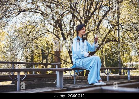 Inhalt Tai Chi Praktizierender hält eine Tasse Tee in der Hand Stockfoto