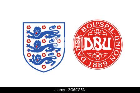 LONDON, Großbritannien - Juli 2021: Abzeichen der englischen und dänischen Fußballnationalmannschaft Stockfoto