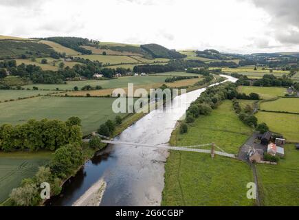 Luftaufnahme der Hängebrücke der Melrose-Kette über den River Tweed zwischen Melrose und Gattonside, Scottish Border Region, Schottland. Stockfoto