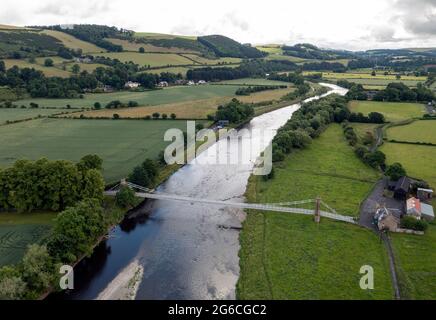 Luftaufnahme der Hängebrücke der Melrose-Kette über den River Tweed zwischen Melrose und Gattonside, Scottish Border Region, Schottland. Stockfoto