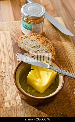 Getreidebrot mit echter Butter Stockfoto